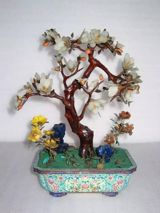 画珐琅长方盆玉兰盆景,清,通高47cm,盆长25cm,宽17cm。