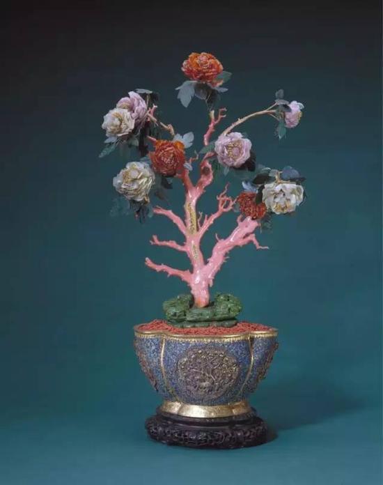 银累丝海棠花式盆珊瑚牡丹盆景,清中期,造办处造,通高69cm,盆高21cm,盆径27-24.5cm。清宫旧藏。