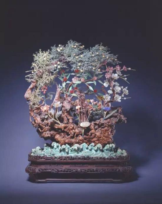 木雕寿星仙境镶宝石花卉盆景,清,造办处造,通高49cm,座高9cm,长36.7cm,宽18.2cm。清宫旧藏。