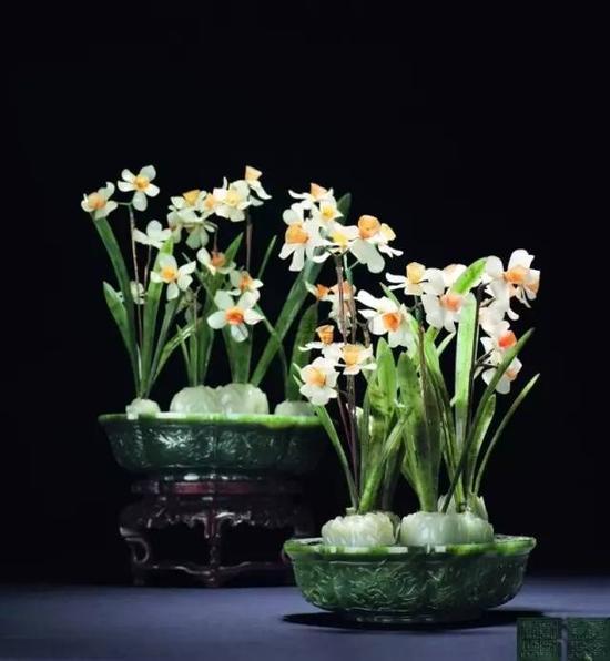 碧玉雕嵌玛瑙缠枝莲纹水仙盆景(一对) ,清乾隆,长21.5cm。