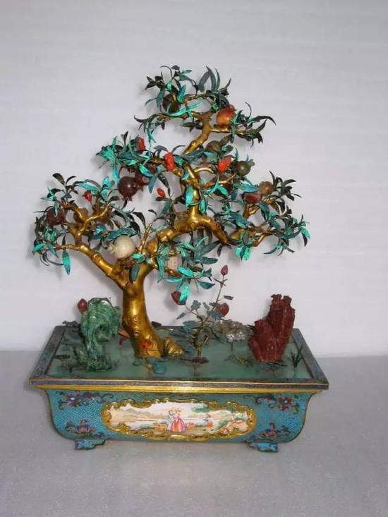 掐丝珐琅长方盆石榴盆景,清,通高55cm,盆长40cm,宽26cm。
