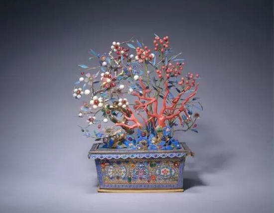 银镀金累丝长方盆穿珠梅花盆景,清中期,造办处造,通高42cm,盆高19.3cm,盆径24-18.5cm。清宫旧藏。
