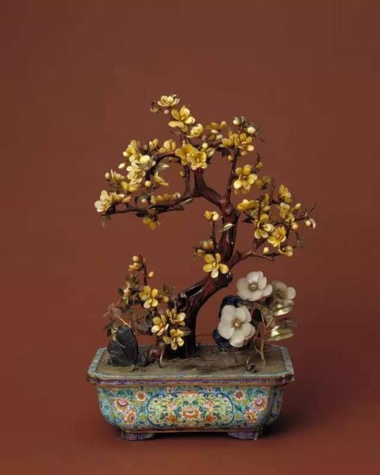 腊梅花树盆景,清中期,广州造,通高42.5cm,盆高8.9cm,盆径25-16.5cm。清宫旧藏。