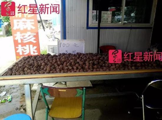 河北涞水县文玩核桃市场,有摊贩标价核桃100元3对 北京最大核商否认“5元1个”