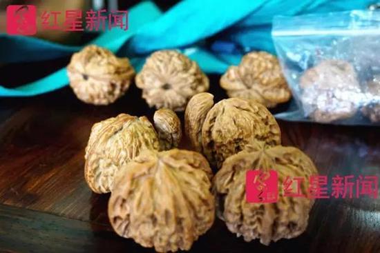 李占军的一对”四棱“和”茶壶“,以4万元价格卖给了陈佩侠