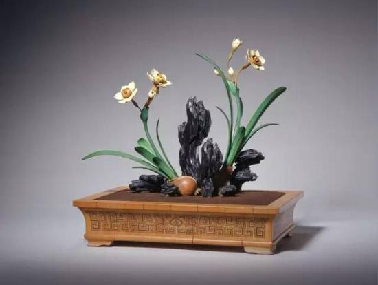 染牙水仙湖石盆景,清,造办处造,通高27.6cm,盆高6cm,长26.6cm,宽17.3cm。清宫旧藏。