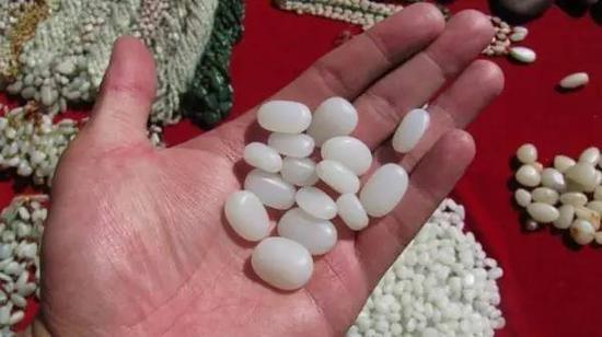 △这是经过研磨,还没上色的“籽料”