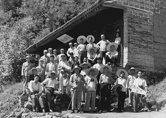 ▲1953年,由文化部组织的麦积山石窟艺术勘察团留影