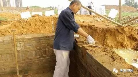 ▲ 拆除墓砖