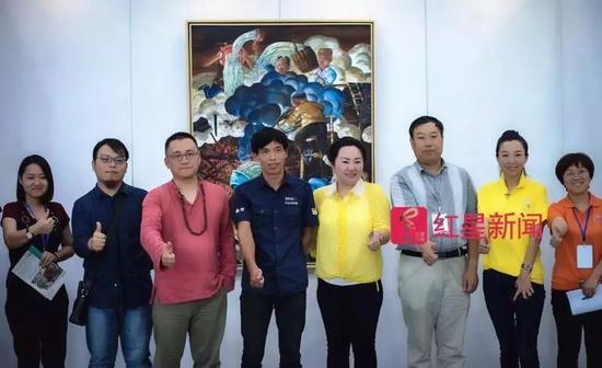 ▲熊庆华(左四)和郭宇宽(左三)在济南参加画展 图片来源:红星新闻