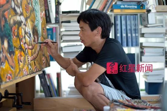 ▲熊庆华在作画 图片来源:红星新闻