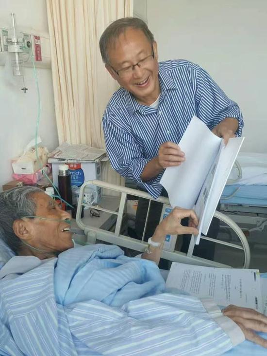2017年5月16日,章汝奭(左)在病床上点评白谦慎的论文 右为本文作者白谦慎