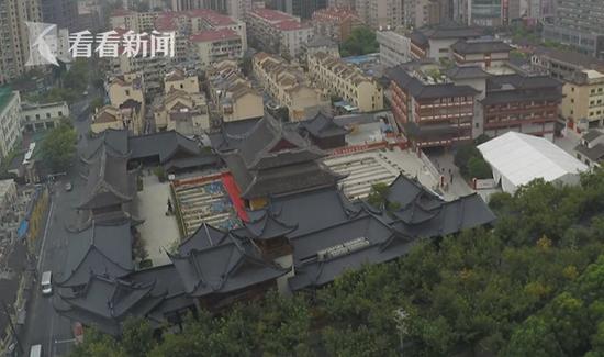 据介绍,从9月2日开始行走以来,大雄宝殿及内部佛像同步缓慢前行,除了第一天平移了30厘米外,其余平均每天都行走5、6米。