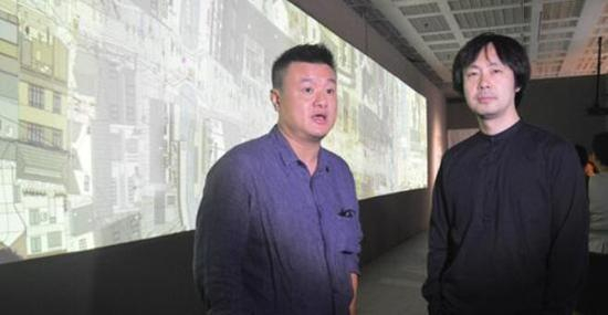 联合创作者薛鸣华(左)、李涵(右)介绍作品中