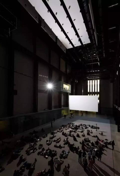 “菲利普·帕雷诺:无论何时”,展览现场,2016年,泰特现代美术馆涡轮大厅