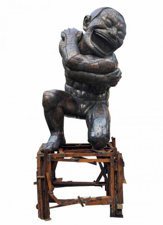 ▲ 岳敏君《笑可笑非常笑(编号5)》2012年不锈钢雕塑 约2m(不含底座)