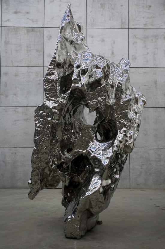 ▲ 展望《假山石149#》2007年不锈钢 约305×152×147 cm(底座尺寸约:175×175×26cm)
