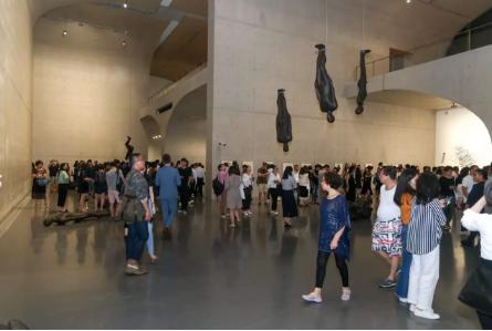 龙美术馆(西岸馆)“安东尼·葛姆雷:静止中移动“开幕现场。图片:龙美术馆(西岸馆)