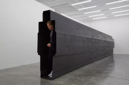 安东尼·葛姆雷,《走廊》,6毫米耐候钢,203 x 75 x 1550cm,摄影:白立方。图片:©安东尼·葛姆雷工作室