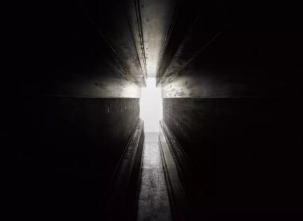 安东尼·葛姆雷,《走廊》,6毫米耐候钢,203 x 75 x 1550cm,摄影:白立方。图片:©安东尼·葛姆雷工作室