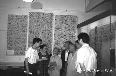 左一:新华社记者,左二:王亚蓉,左三:沈夫人,右三:王 㐨,右二:汪曾祺,右一:郭汉英