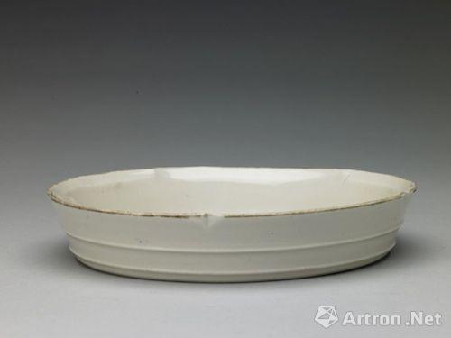 北宋 定窑白釉刻花芙蓉纹蔗段花口洗 故宫博物院藏 口沿无釉