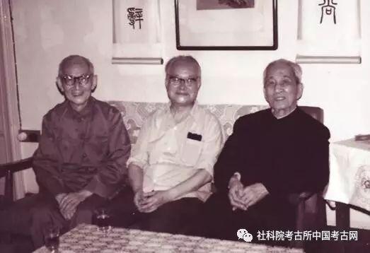 沈从文先生(中)与容庚先生(右)和商承祚(左)