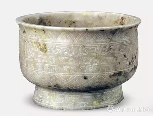 玉簋 青白玉,有黄褐色沁斑,饰三角纹、饕餮纹、弦纹