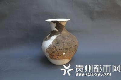 新石器时代陶器-喇叭口高领壶。