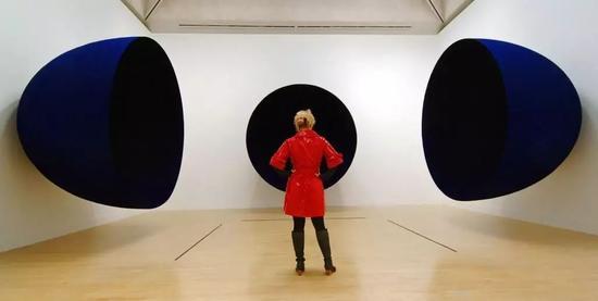 Anish Kapoor,《无题》。这件用玻璃纤维制成的虚无缥缈的作品赢得了1991年特纳奖。图片:Photo by Fiona Hanson – PA Images/PA Images via Getty Images