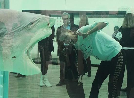 名模Sasha Volkova在2012年泰特现代美术馆举行的达明·赫斯特回顾展上拍照。图片:Photoby Dave M。 Benett/Getty Images