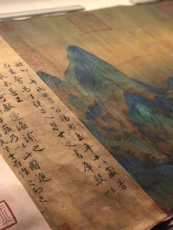 正在故宫博物院展出的《千里江山图》局部细节图