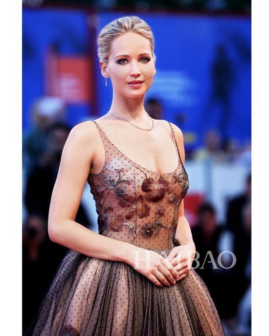 奥斯卡影后詹妮弗·劳伦斯(Jennifer Lawrence) 佩戴蒂芙尼(Tiffany &Co。) 珠宝亮相第74届威尼斯国际电影节