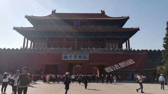 国庆将近,故宫迎来旅游旺季。今天(9月30日)早上9:40,已有不少游客完成参观走出神武门。法制晚报 图