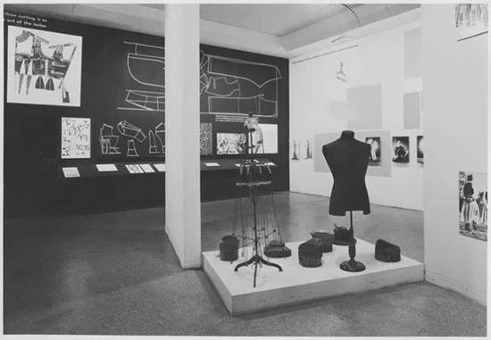 《服饰是现代的吗?》(1944.11.28-1945.3.4)展览现场,摄像:Soichi Sunami