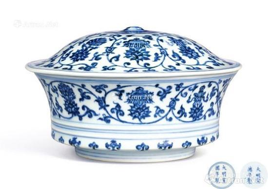明宣德 青花缠枝莲托八吉祥合盌,成交价:5128.7万港币