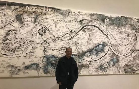 展览现场,邱志杰与其作品《地图》(2017)