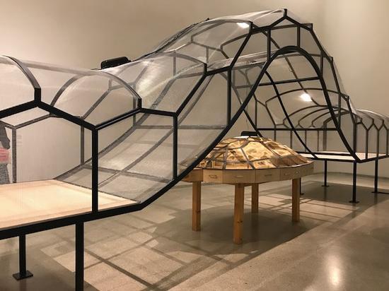 展览现场,黄永砅的《世界剧场》仅剩空笼子