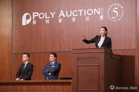 三位拍卖师轮番主持此次的专场拍卖