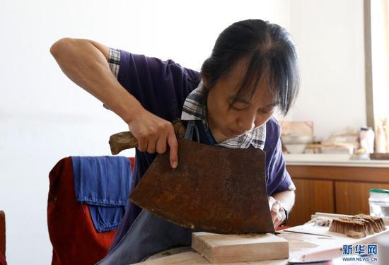 9月20日,李世美正在切苘麻。苘麻是一种植物纤维,在毛笔制作中用在笔头与笔筒的连接处。 新华网 姜冰摄