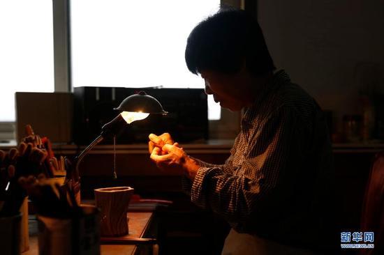 9月19日,张国茹在作坊里制作毛笔。 新华网 姜冰摄