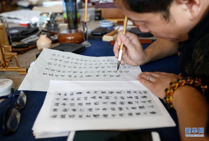 9月20日,张忠新师傅用制好的新笔试字,以便检验是否有瑕疵。新华网 姜冰摄