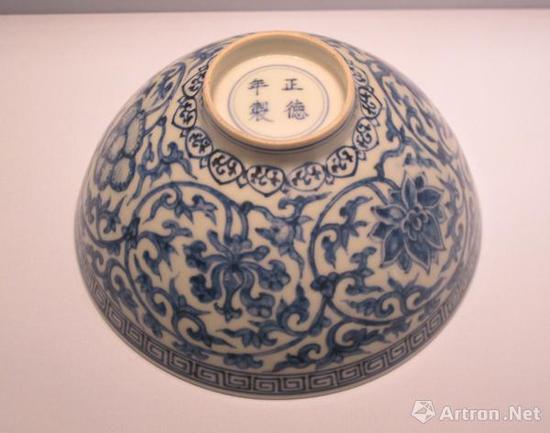 《青花缠枝莲纹碗》 明正德 故宫博物院藏