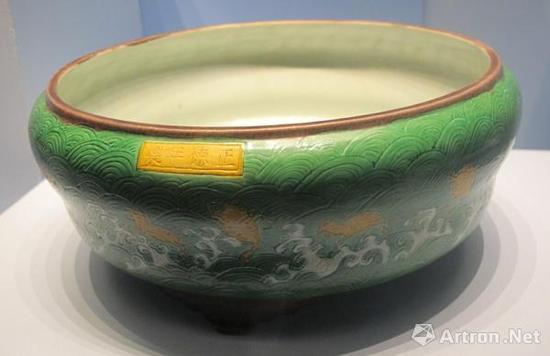 《素三彩锥拱海水蟾蜍纹三足洗》 明正德 故宫博物院藏