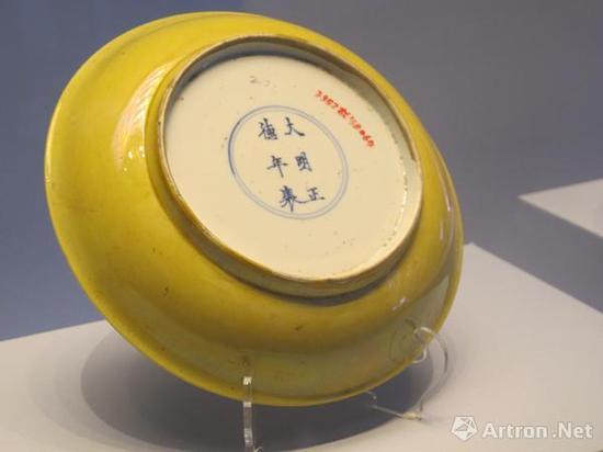 《仿正德款浇黄釉盘》 清康熙 故宫博物院藏