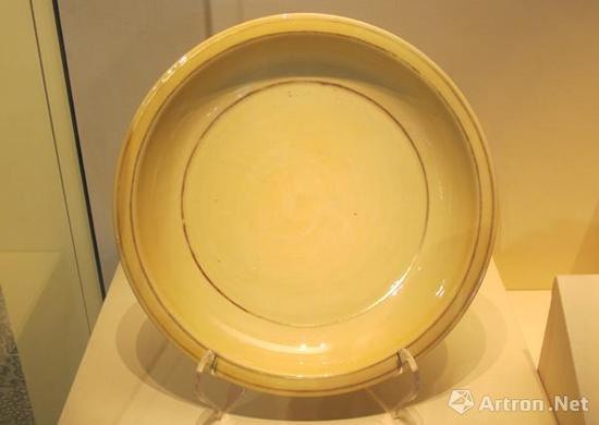 《浇黄釉描金弦纹折沿盘》 明弘治 故宫博物院藏