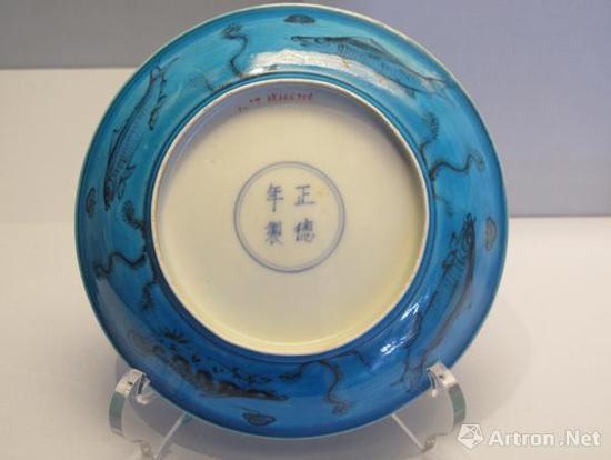《孔雀绿釉青花鱼藻图盘》 明正德 江西省景德镇市公安局移交 景德镇御窑博物馆藏