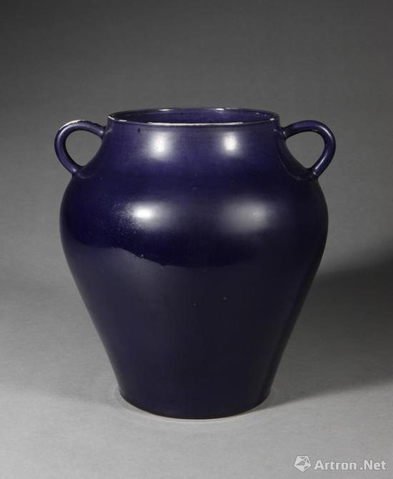 茄皮紫釉双耳尊 明弘治 高28厘米 口径16厘米 底径14.5厘米 故宫博物院藏