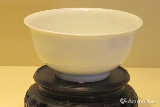 《仿弘治款白釉锥拱云龙纹碗》 清康熙 故宫博物院藏