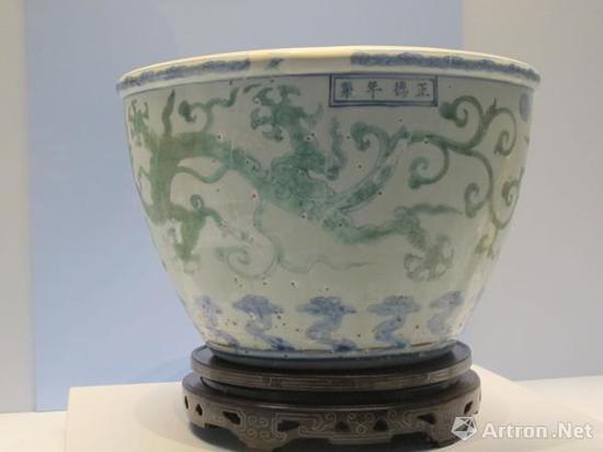 《白地绿彩龙纹小缸》 明正德 故宫博物院藏
